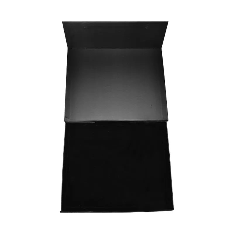 Medium gift box with magnet closure